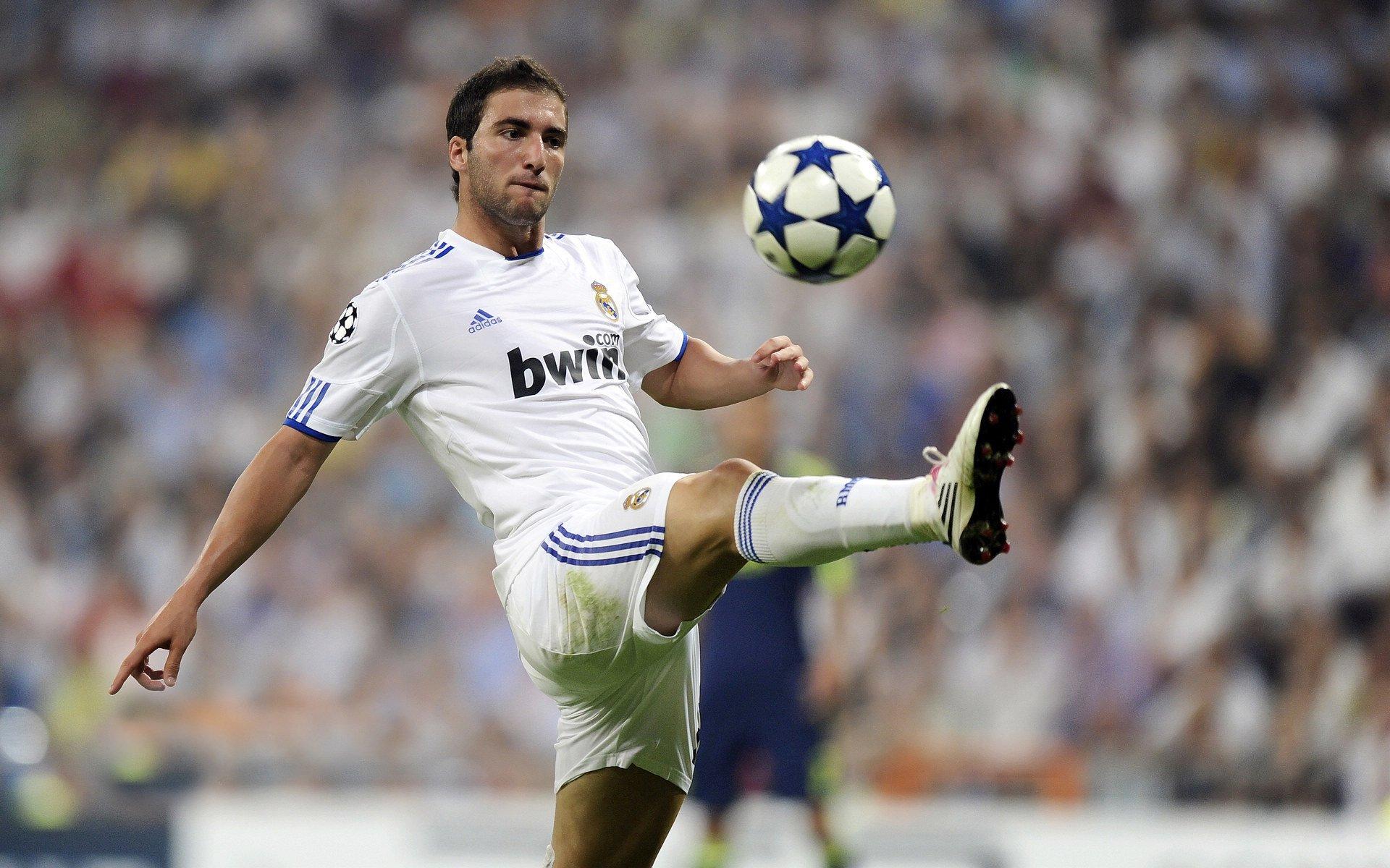 德尔夫专访揭示曼城心气，瓜迪奥拉续约动力十足，蓝月军团誓言全力追赶榜首