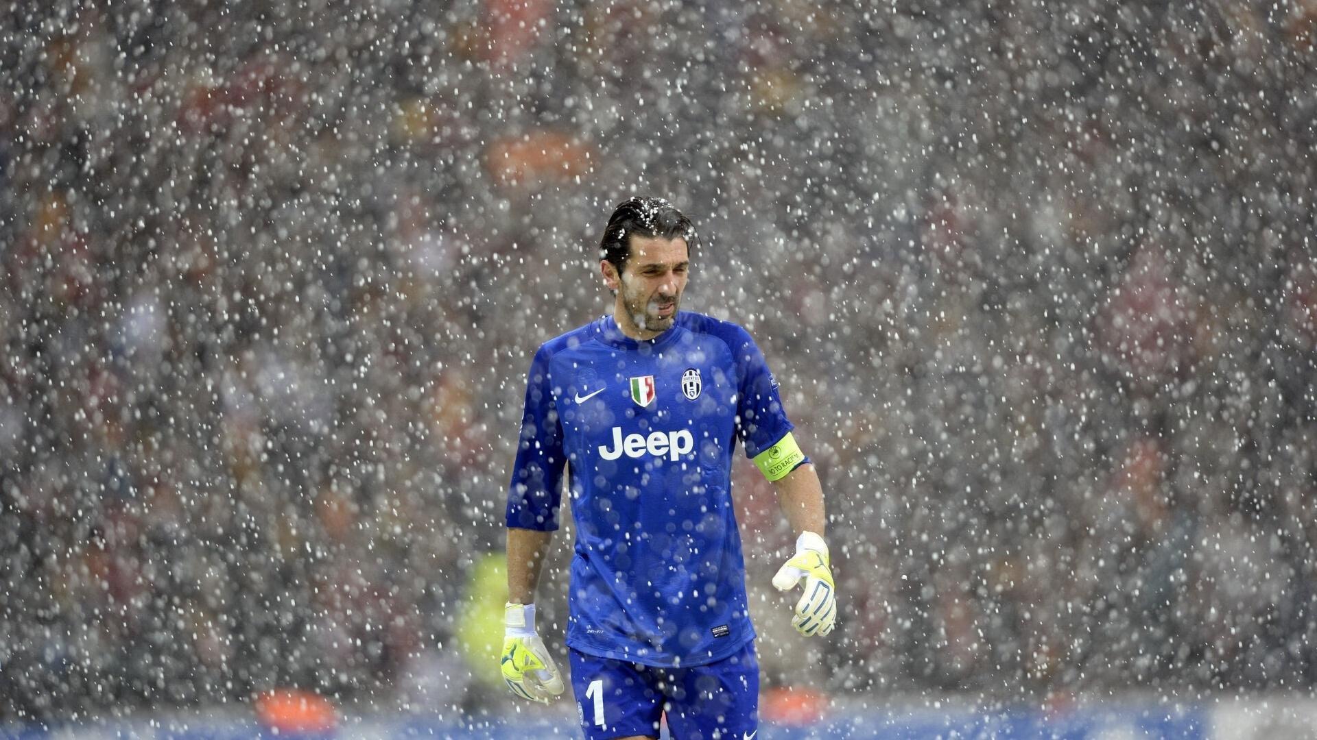 回溯绿茵传奇,1998/99赛季欧冠舞台,舍甫琴科双响击沉银河战舰